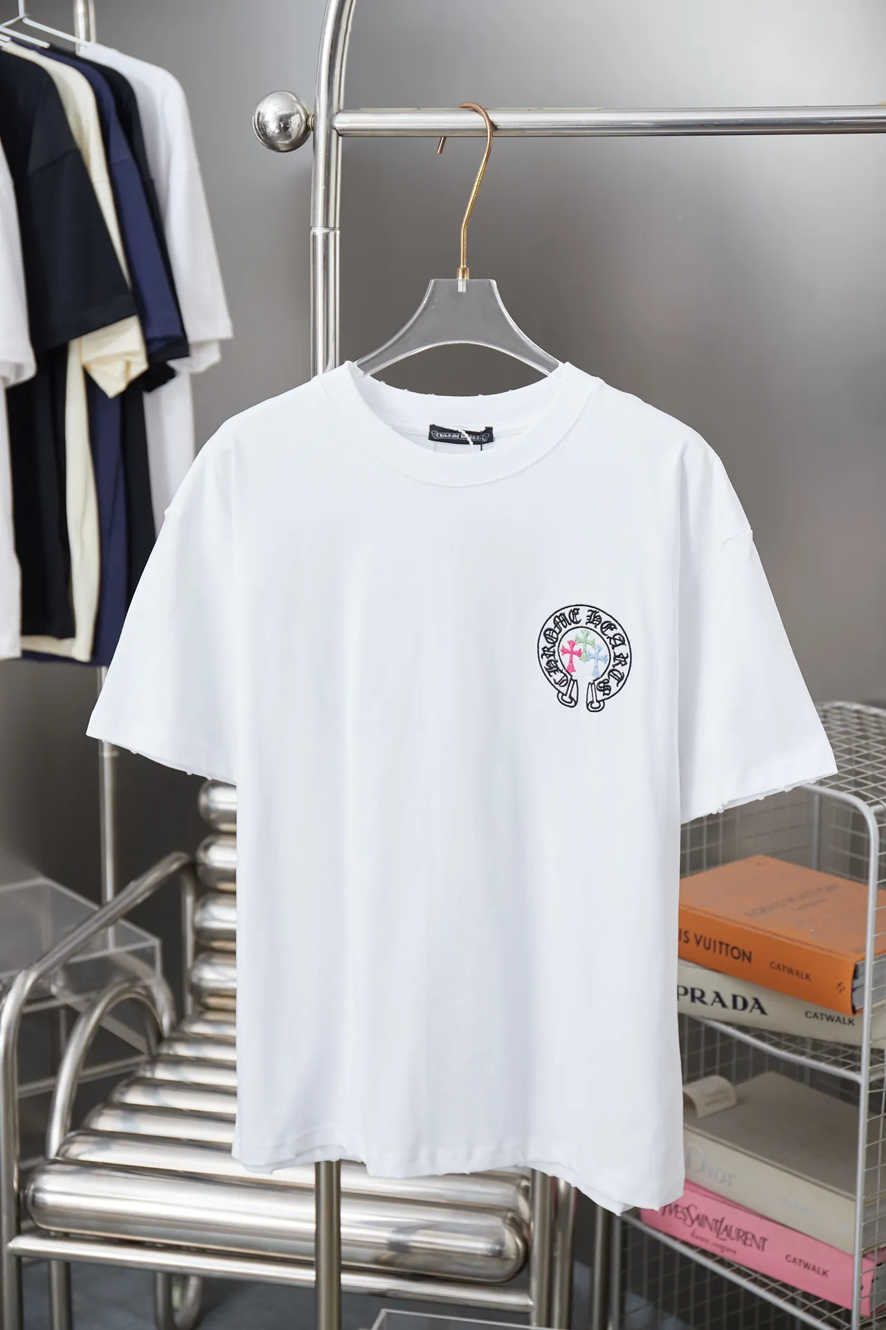 🅿️190 Ch*ome Hearte 25SS Early Spring New Style Embroidered Contrasting Cro Heart Label Short Sleeves Light Luxury Essential Item for Daily Commuting for Men and Women Correct Version Welcome to Compare Detailed Features · 320g 100% pure cotton double yarn jersey fabric · Custom dyed in the same cylinder, special thickened 32 pieces double-strand 1X1 thread · Imported Tajima machine embroidery tatami embroidery · Hand-embroidered leather tag hardware · Double-needle stitching and cross-stitch technology · Original main mark, washed tag, branded moisture-proof paper packaging Color: Black/White Size: S/M/L/XL